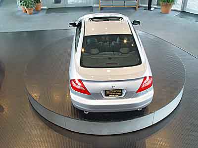 Kệ xoay ô tô trong showroom
